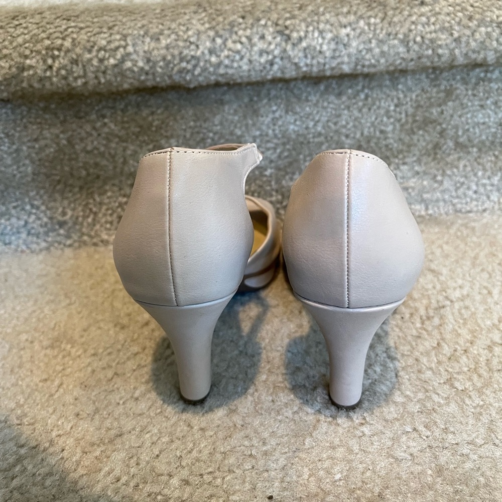Naturalizer Heels - Picture 3 of 5